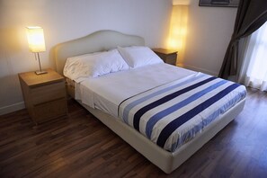 3 多间卧室、客房内保险箱、办公桌、熨斗/熨衣板