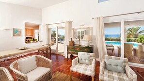 Télévision, lecteur de DVD, table de tennis de table, livres