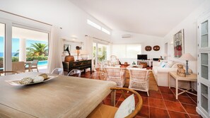 Télévision, lecteur de DVD, table de tennis de table, livres