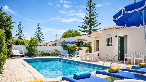 A pool area with lounge chairs, umbrellas, and a clear blue sky. - Beautiful 4 Bedroom Villa Silva, Private Pool, Close To The Strip And Old Town (Albufeira)