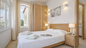 4 Schlafzimmer, Zimmersafe, Bügeleisen/Bügelbrett, Reisekinderbett