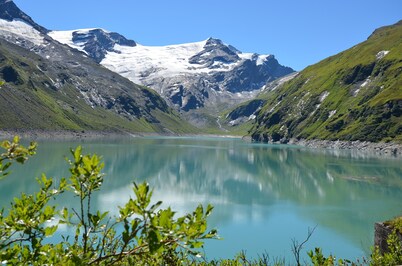 Newly renovated with spectacular views and skiing from October till May.