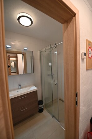 Dusche, Haartrockner, Handtücher, Toilettenpapier