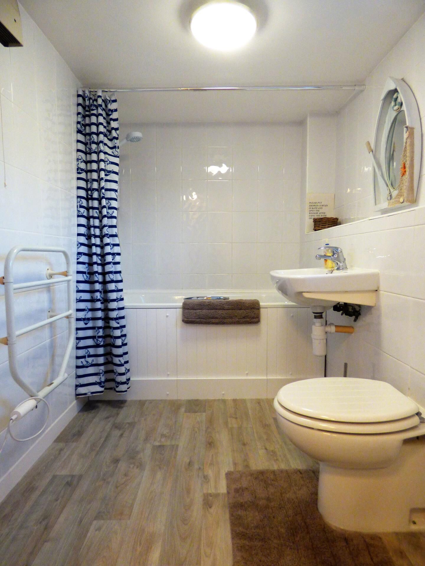 Stunning Waterfront Apartment, balcony, free Wifi and secure parking