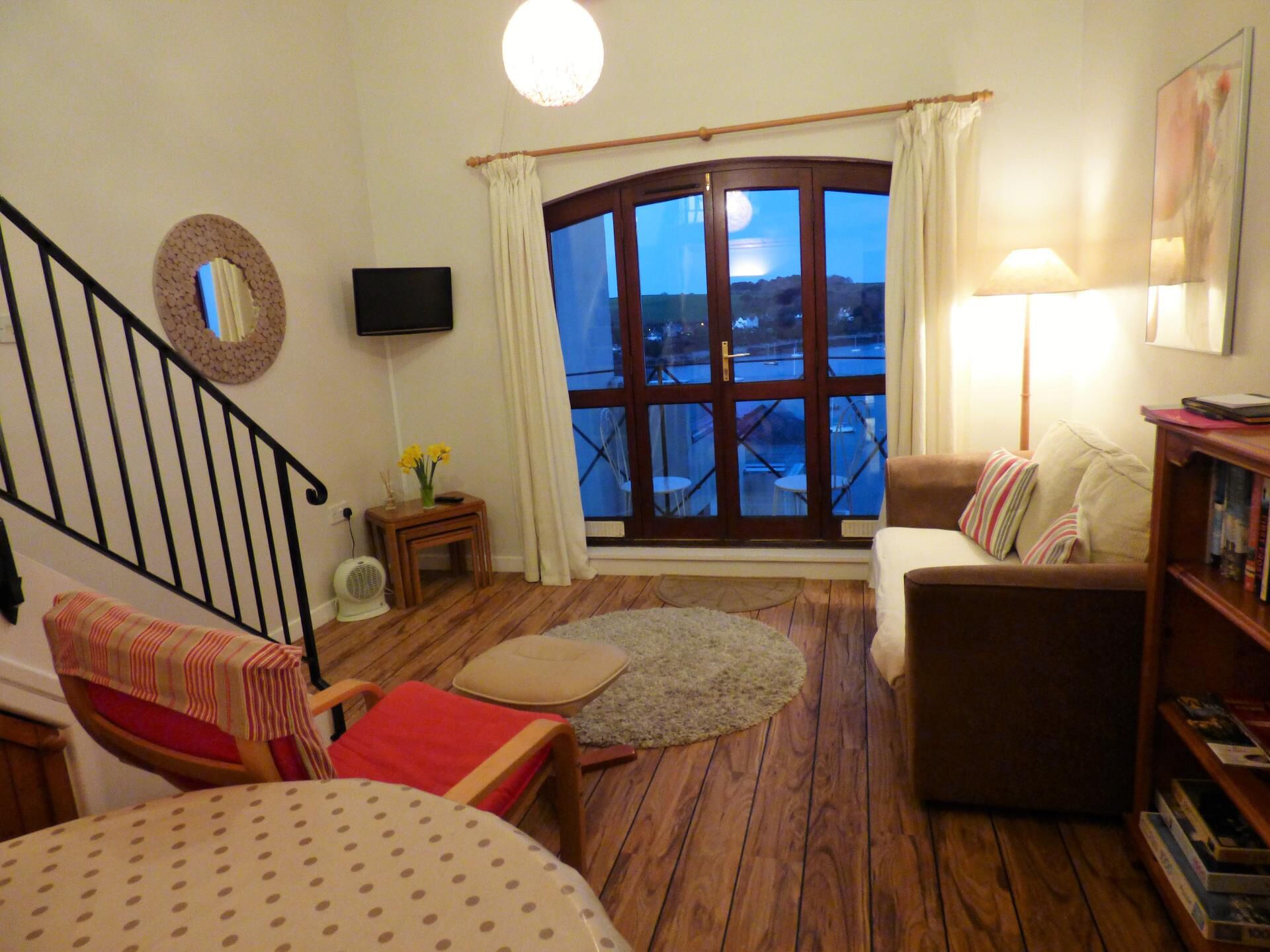 Stunning Waterfront Apartment, balcony, free Wifi and secure parking