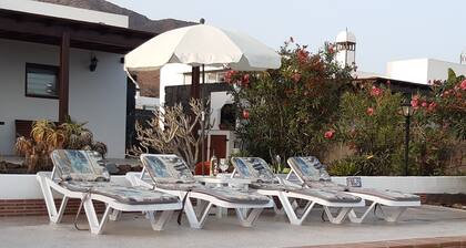 Villa near the sea with private heated pool, parking, terrace and barbecue.