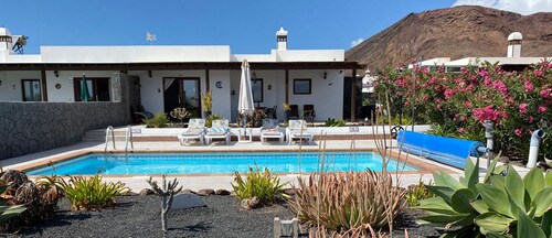 Villa near the sea with private heated pool, parking, terrace and barbecue.