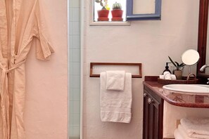 Shower, towels - Enchanting and Spacious Holiday Cottage Chimida in Historic Teguise Vi (Costa Teguise)