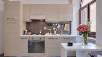 KĂŒhlschrank, Mikrowelle, Ofen, Herdplatte