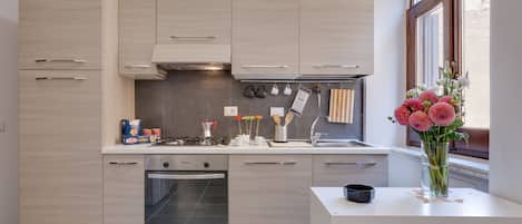 Frigorifero, microonde, forno, piano cottura