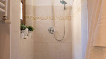 Combinazione doccia/vasca, asciugacapelli, bidet, asciugamani