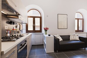 Frigorifero, microonde, forno, piano cottura