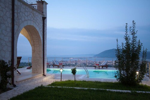 Une Villa traditionnelle avec une vue exceptionnelle & une piscine prive!