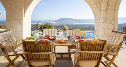 Une Villa traditionnelle avec une vue exceptionnelle & une piscine prive!