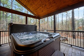 Outdoor spa tub - Luxury Broken Bow Cabin w/ Game Room & Hot Tub | Sleeps 16 (HOCHATOWN)