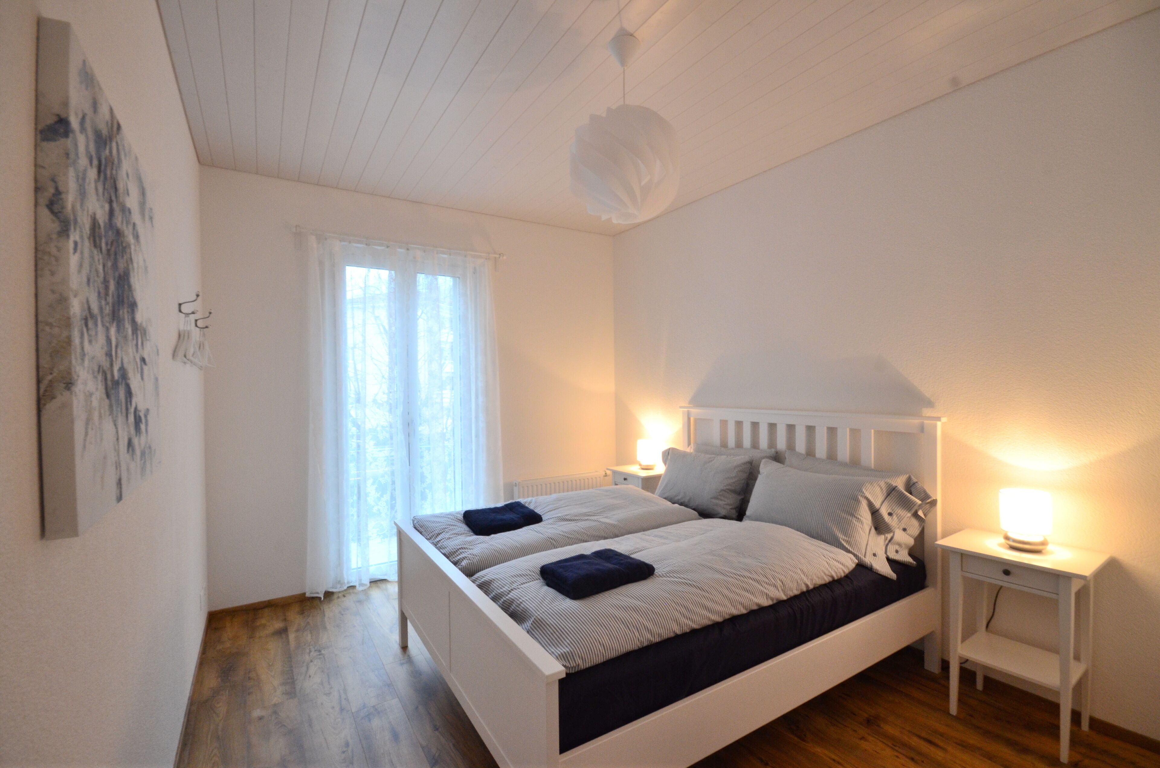 3 habitaciones, tabla de planchar con plancha y cuna de viaje 