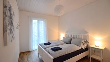 3 habitaciones, tabla de planchar con plancha y cuna de viaje