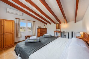 2 quartos, cofres nos quartos, ferros/tábuas de passar roupa