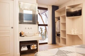 3 bedrooms, in-room safe, desk, iron/ironing board - Old Town building with rooftop terrace and pool! Unbeatable Location! (Barcelona)