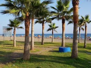 Plage à proximité, chaise longue, serviettes de plage