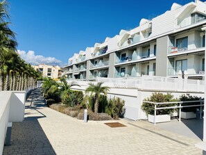 Property grounds - Enjoy the sun, sand and salty sea in a stylish floor on the first line (Torrox)