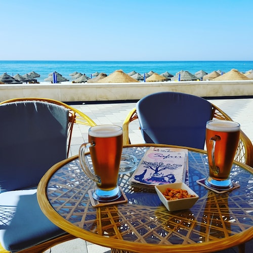 Genießen Sie die Sonne, den Sand und das salzige Meer in einer stilvollen Etage in der ersten Reihe