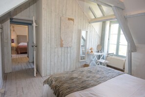 11 bedrooms, desk, iron/ironing board, travel cot
