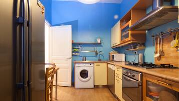 Réfrigérateur, micro-ondes, four, plaque de cuisson