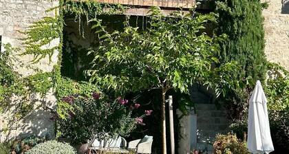 Maison de caractÚre avec piscine dans village médiéval