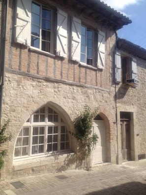 Exterior - Character house with swimming pool in medieval village (Lauzerte)