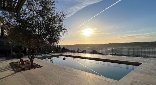 A swimming pool with a view of the sunset and distant mountains. - Character house with swimming pool in medieval village (Lauzerte)