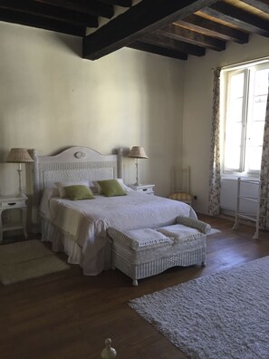 3 عدّة غرف نوم ومكواة/لوح كي وواي فاي مجانًا وملاءات أسرّة