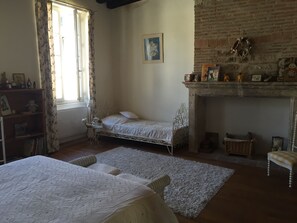 3 bedrooms, iron/ironing board, free WiFi, bed sheets - Character house with swimming pool in medieval village (Lauzerte)
