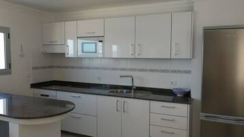 JÀÀkaappi, mikroaaltouuni, uuni, liesi