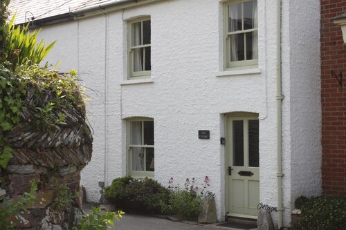 A Delightful 19th Century Beamed Cottage In Trevone Bay, 3 Mins From The Beach