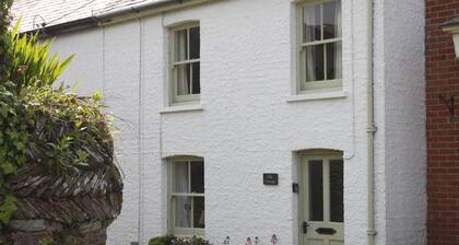 A Delightful 19th Century Beamed Cottage In Trevone Bay, 3 Mins From The Beach