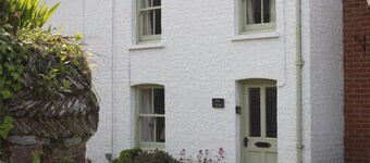 A Delightful 19th Century Beamed Cottage In Trevone Bay, 3 Mins From The Beach