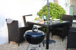 Outdoor dining - A Delightful 19th Century Beamed Cottage In Trevone Bay, 3 Mins From The Beach (Padstow)