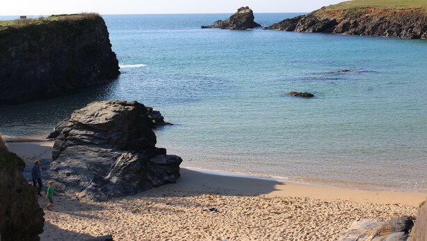 A beach with rocky formations and clear water. - A Delightful 19th Century Beamed Cottage In Trevone Bay, 3 Mins From The Beach (Padstow)