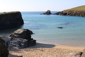 Beach nearby - A Delightful 19th Century Beamed Cottage In Trevone Bay, 3 Mins From The Beach (Padstow)