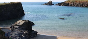 A Delightful 19th Century Beamed Cottage In Trevone Bay, 3 Mins From The Beach