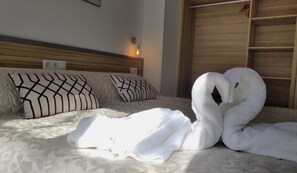 4 bedrooms, in-room safe, iron/ironing board, free WiFi - House with Terrace in Plaza Larga, Albaicín | Views, Included Parking & A/C (Granada)