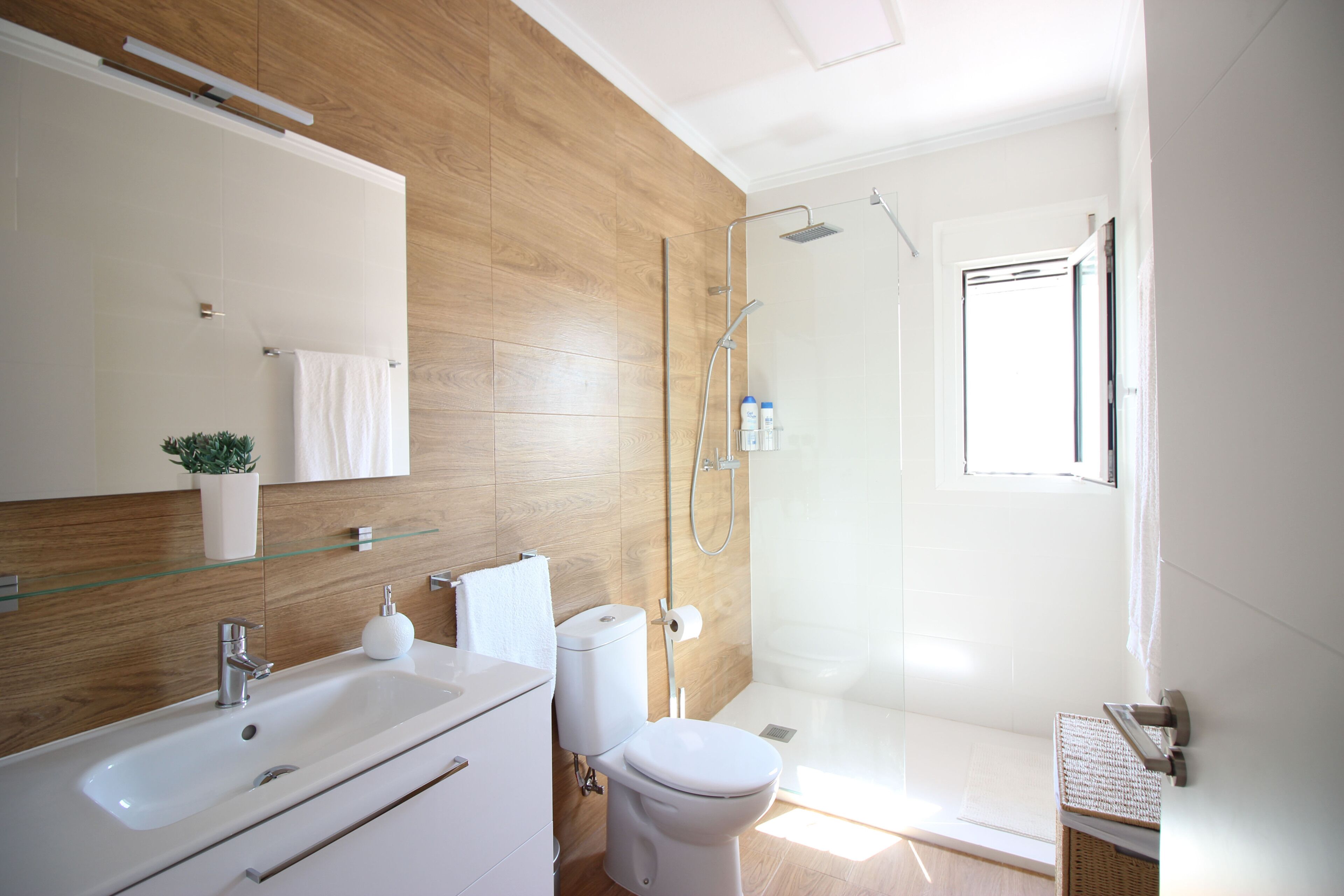 Een douche, een haardroger, handdoeken, zeep