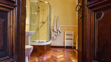 Shower, hair dryer, bidet, towels