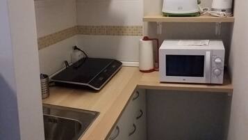 Réfrigérateur, micro-ondes, plaque de cuisson, cafetiÚre/bouilloire