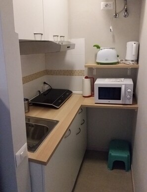 Réfrigérateur, micro-ondes, plaque de cuisson, cafetière/bouilloire