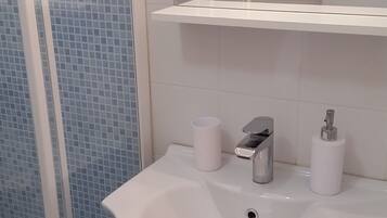 Doccia, asciugacapelli, bidet, asciugamani