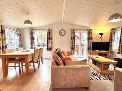 Lakeside 15 – Stunning Lodge on White Cross Bay, Lake Windermere (No Pets)
