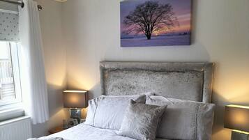 2 bedrooms, iron/ironing board, free WiFi, bed sheets