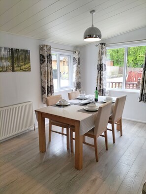Dining - Lakeside 15 – Stunning Lodge on White Cross Bay, Lake Windermere (No Pets) (Windermere)